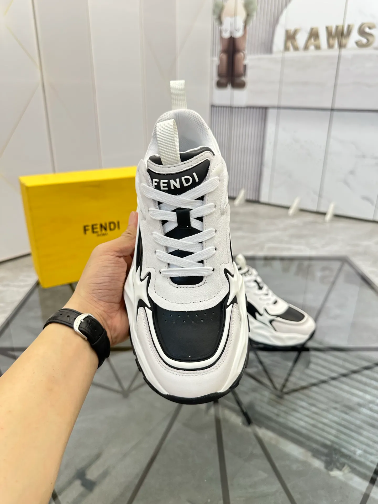 Men's shoes: 💰P580¥ Product trademark: Fendi* "Fendi*" low-top sports shoes Regular size: 39-44 (can be customized to 38.45.46) Product material: imported cowhide upper, breathable lining, original outsole. No.: 0008
